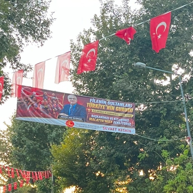 MESOB'dan Filenin Sultanları ve Mehmet Akif Üstündağ'a kutlama pankartı
