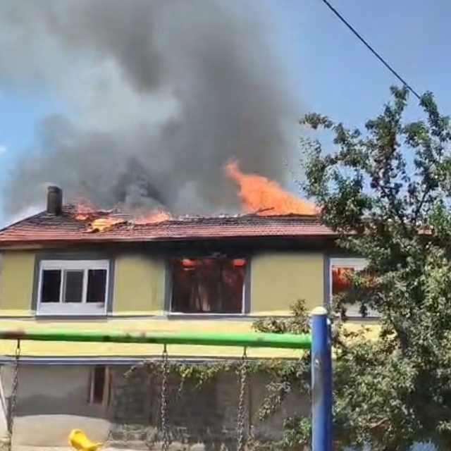 Yangında iki katlı ev kullanılamaz hale geldi