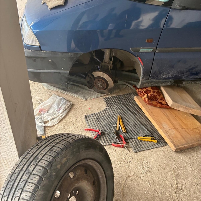 Krikonun kaymasıyla 1,5 tonluk otomobilin altında kalıp, ağır yaralandı