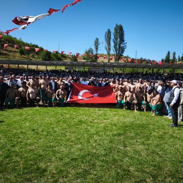Ahmet Ayık anısına düzenlenen Karakucak Güreşleri nefes kesti