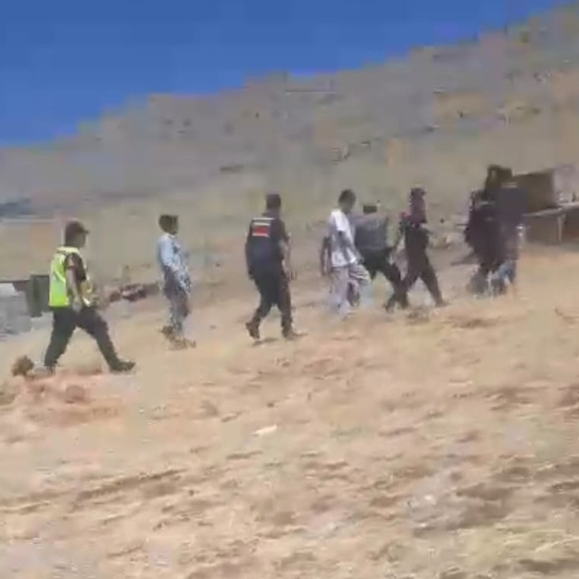 Taşlı saldırıdan kurtulmak için traktörü grubun üzerine süren şahıs tutukla...