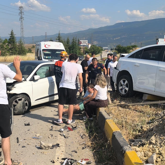 Karabük'te iki otomobil çarpıştı: 1'i ağır 7 yaralı