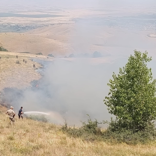 Muş'ta örtü yangını ekiplerin hızlı müdahalesiyle söndürüldü
