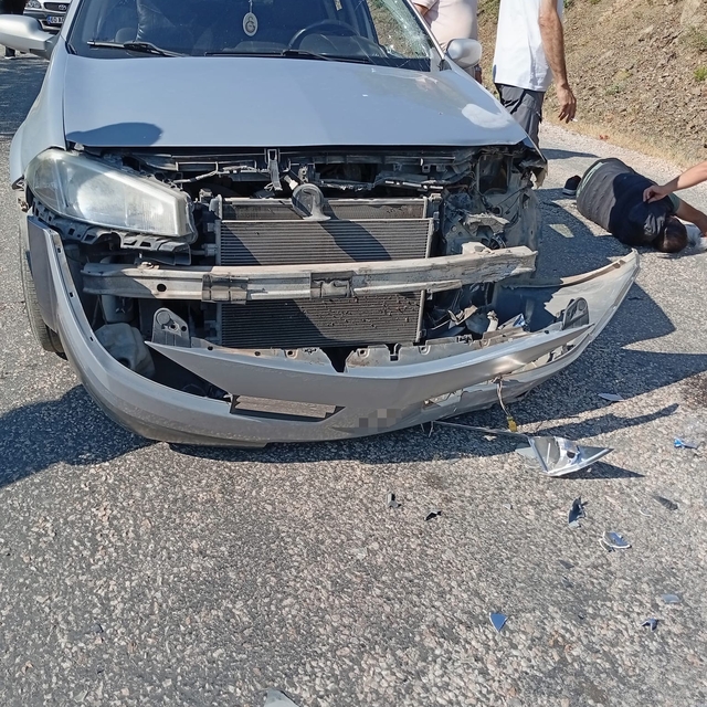 Alçılı koluyla kullandığı motosikletle kaza yaptı