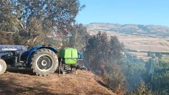 Malatya'da korkutan yangın: 2 ahır ile bir evin çatısı yandı
Mahalle sakinleri yangını söndürmek için seferber oldu