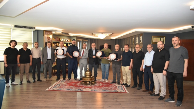 Elazığ Ticaret Borsası'nda emek veren meclis üyelerine teşekkür plaketi