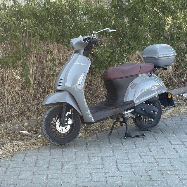 Eskişehir'de kontrolden çıkan motosiklet tramvay durağına daldı: 1 yaralı
