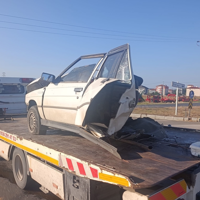 İkiye bölünen otomobilden sağ çıktı