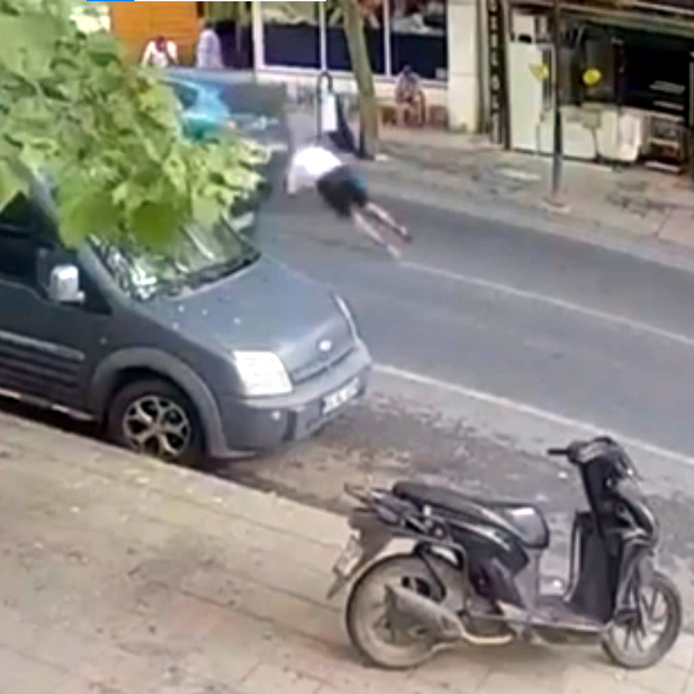 Otomobilin çarptığı yaya metrelerce savruldu; o anlar kamerada