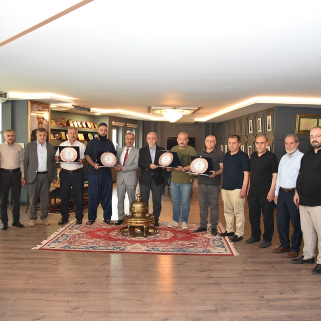 Elazığ Ticaret Borsası'nda emek veren meclis üyelerine teşekkür plaketi