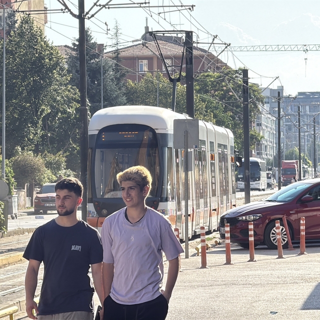Eskişehir'de tramvayın çarptığı yaya yaralandı
Olay anını gören vatandaşlar...