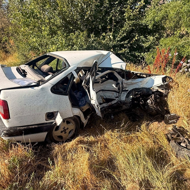 Otomobillerin çarpıştığı kazada bir kişi öldü 3 kişi yaralandı