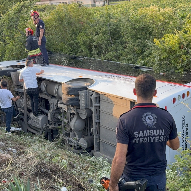 Samsun'da özel halk otobüsü devrildi: 21 yaralı