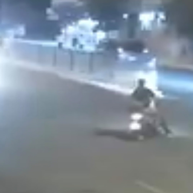 Motosikletteki 2 kişinin ölümden döndüğü kaza kamerada