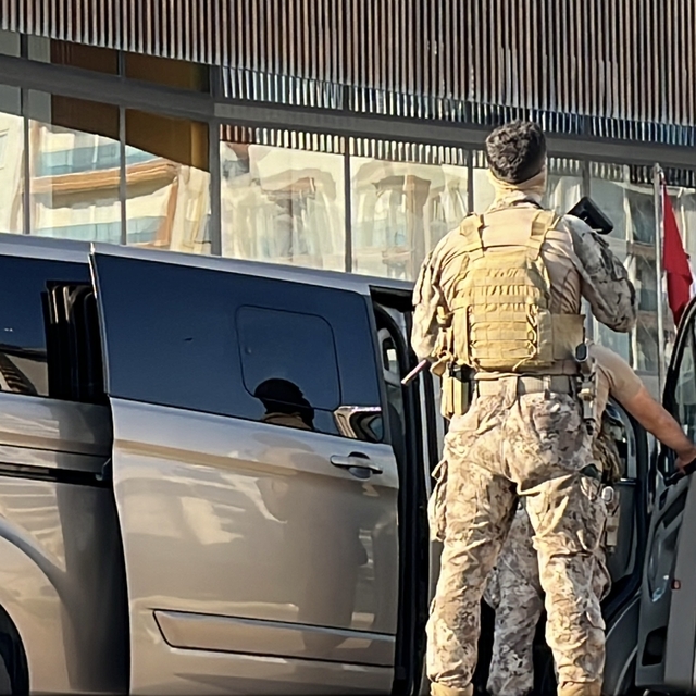 Aranan şüpheli kaçmak isterken merdivenden düşerek yaralandı