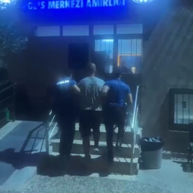 İzmir'de 'Kardeşi kasten öldürme' suçundan aranan firari hükümlü yakalandı