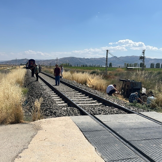 Hemzemin geçitte tren pat pata çarptı: 1 ölü, 2 yaralı
