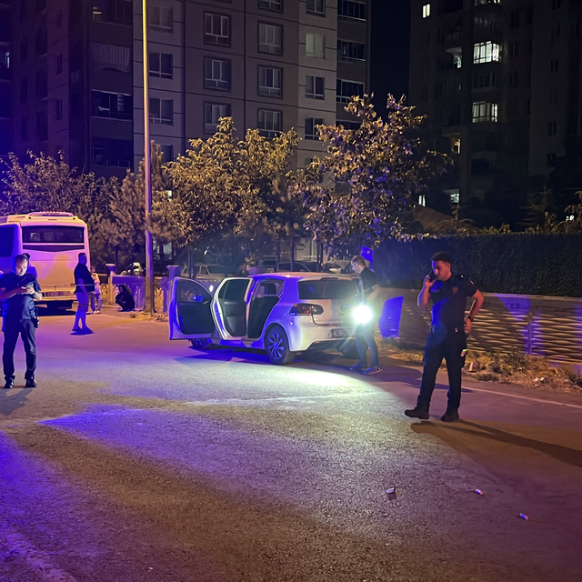 Sokaktaki silahlı kavgada tesadüfen olay yerinde bulunan çift yaralandı