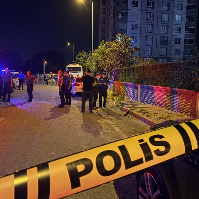 Kavgada kullanılan otomatik av tüfeğinden çıkan saçmalar otoparkta araçları...