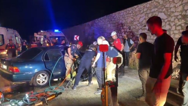 Bursa'da iki otomobil kafa kafaya çarpıştı: 5 yaralı, 2 ölü
