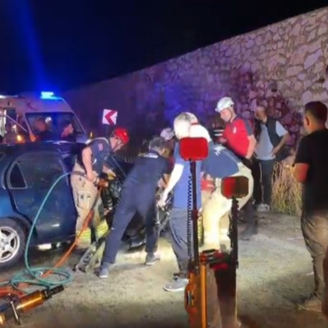 Bursa'da iki otomobil kafa kafaya çarpıştı: 5 yaralı, 2 ölü