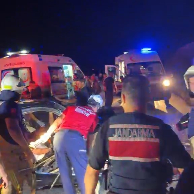 Bursa'da iki otomobil kafa kafaya çarpıştı: Anne ve kızı öldü, 2'si jandarm...