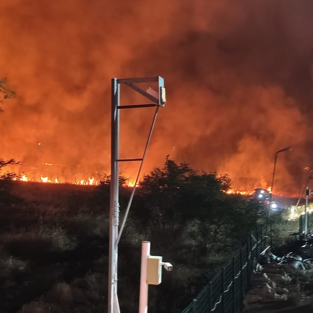 Diyarbakır'da geceyi aydınlatan anız yangını