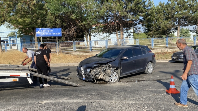 Eskişehir'de hafif ticari araç ile otomobil çarpıştı: 1 yaralı
