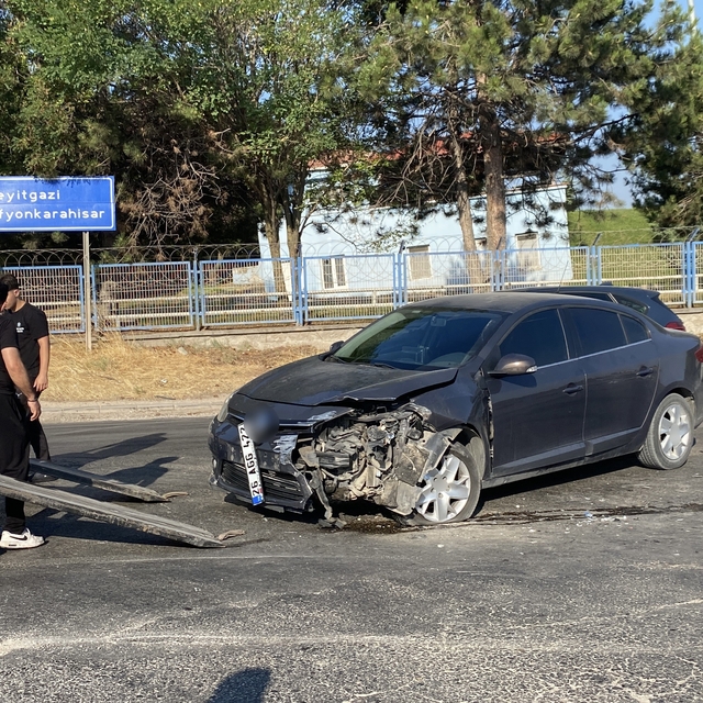 Eskişehir'de hafif ticari araç ile otomobil çarpıştı: 1 yaralı