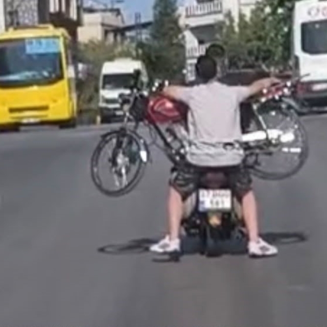 Gaziantep'te ilginç taşıma yöntemi: Motosiklet üzerinde motosiklet taşıdıla...