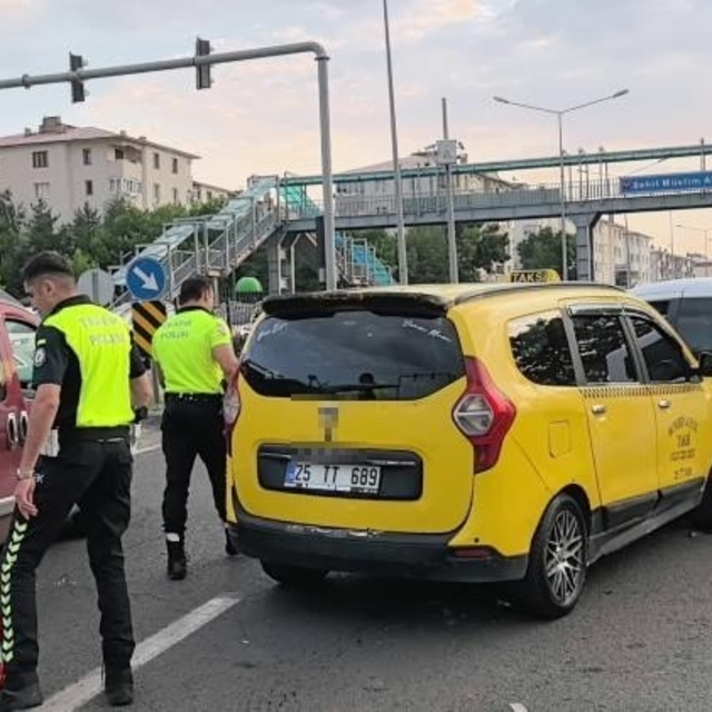 3 kişinin yaralandığı zincirleme kaza araç kamerasına yansıdı