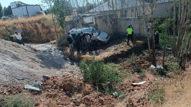 Erciş'te hafif ticari kamyonet takla attı: 4 yaralı