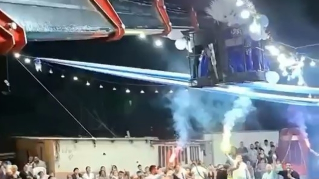 Gelin ile damat sahneye vinçle indi