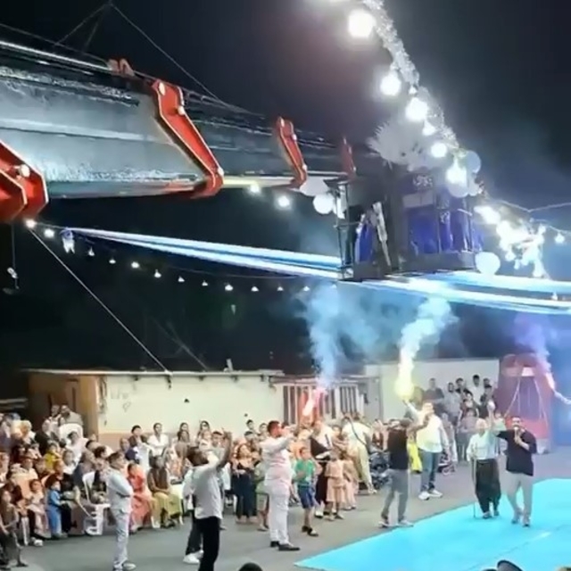 Gelin ile damat sahneye vinçle indi