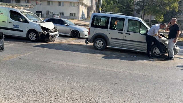 Eskişehir'de 4 aracın karıştığı zincirleme kaza: 2 yaralı