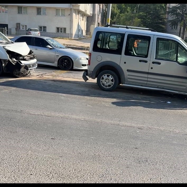 Eskişehir'de 4 aracın karıştığı zincirleme kaza: 2 yaralı