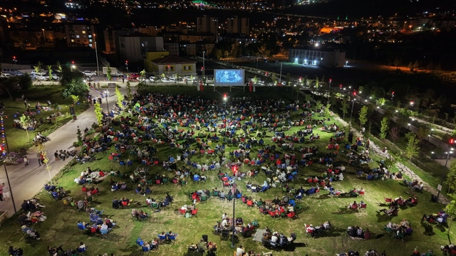 'Ayla' filmi vatandaşlardan büyük ilgi gördü
Talas'ta yıldızlar altında duygu dolu sinema gecesi