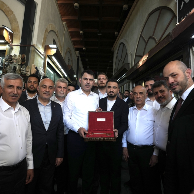 Bakan Kurum, Kahramanmaraş'ta Kapalıçarşı'yı ziyaret etti
Kapalıçarşı esnaf...