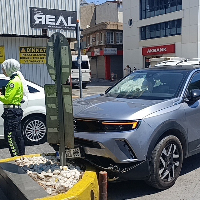Refüje çarpan otomobilin sürücüsü yaralandı