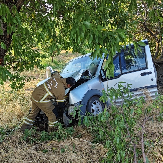 Hafif ticari araç tarım aracına çarptı: 1 ölü, 5 yaralı