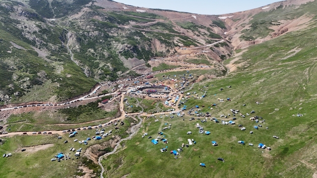 3 Bin rakımdaki Salikvan Yaylası'nda boğa güreşleri nefes kesti