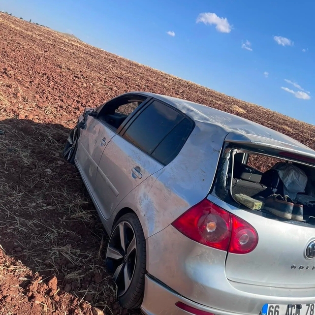 Tarlaya devrilen otomobilin sürücüsü hayatını kaybetti