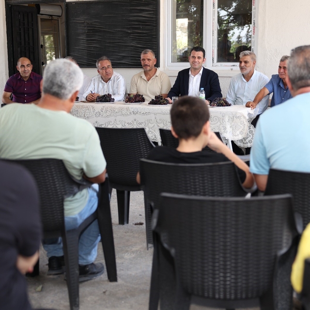 Akdeniz'de hizmet mesaisi sahada: Beşikci mahalle sakinleriyle buluştu