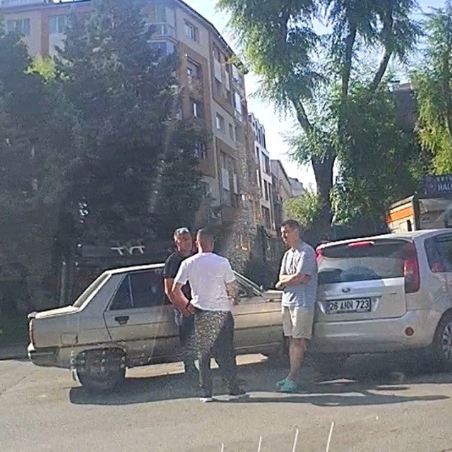 Sokaktan caddeye çıkan otomobil seyir halindeki diğer otomobil ile çarpıştı