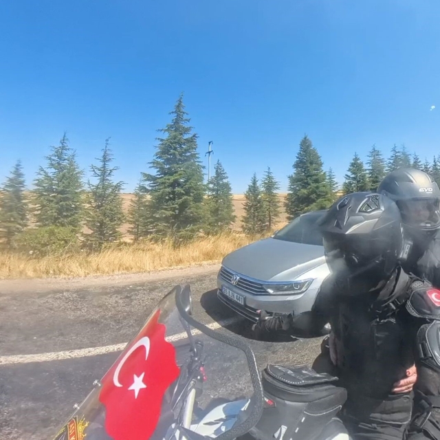 Otomobilin motosikleti sağından tehlikeli geçişi kask kamerasına yansıdı