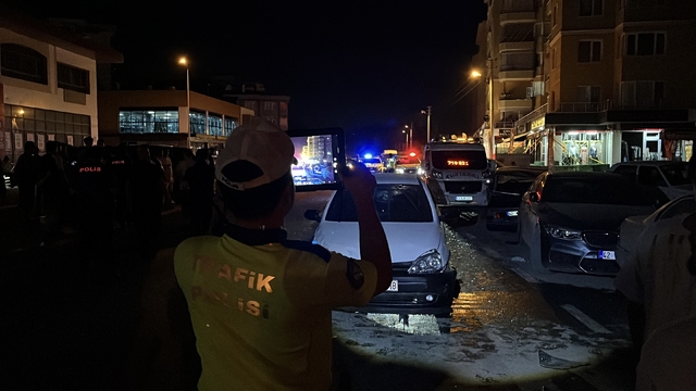 Konya'da otomobiller çarpıştı: 6 yaralı
İki otomobilin çarpıştığı kaza güvenlik kamerasına yansıdı