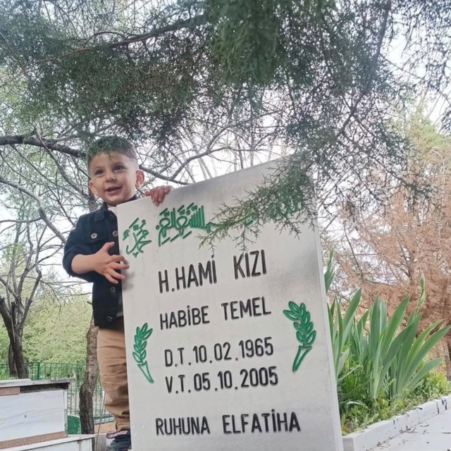 Uyuyakaldığı otomobilde ölen Muhammed Aras, babaannesinin yanına defnedildi