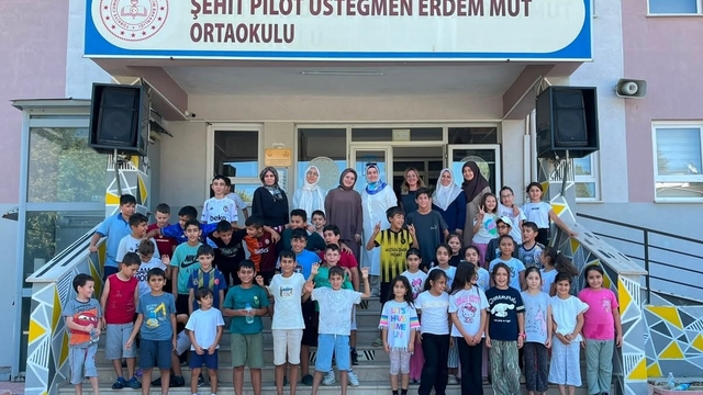 Burhaniye'de kadın muhtar öğrencilere ikramlarda bulundu
