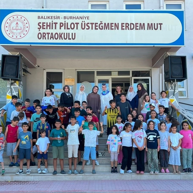 Burhaniye'de kadın muhtar öğrencilere ikramlarda bulundu