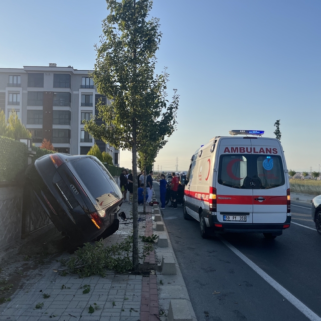 Tekirdağ'da kaldırımı aşan otomobil duvarda yan durdu